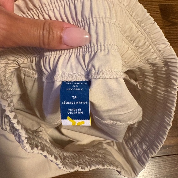 Cream lightweight running shorts - Old Navy XS - Picture 3 of 3